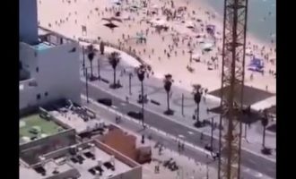 Colons fuyant à toutes jambes les plages de Tel Aviv dès que les sirènes retentissent, annonçant des roquettes de riposte de la Résistance à Gaza.