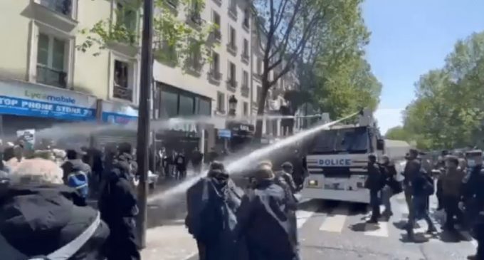 La police française réprime les manifestants pro-palestiniens et attaque des journalistes