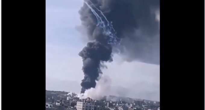 Urgent Gaza : Le directeur de la défense civile dans le nord de Gaza confirme que, depuis ce matin, l’occupation a tiré 8 obus au phosphore blanc, interdits par le droit international.