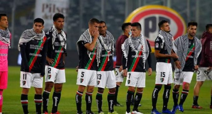 Les footballeurs du club chilien Deportivo Palestino portent la coiffe traditionnelle palestinienne, keffieh, pour exprimer leur solidarité avec le peuple palestinien vivant sous occupation israélienne.