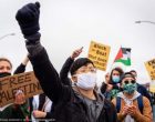 Des centaines de manifestants pro-palestiniens ont défilé hier devant le port d’Oakland en Californie, aux États-Unis