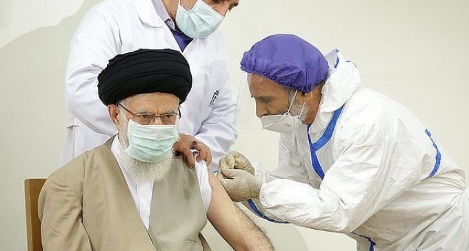 Le Guide Suprême Khamenei a reçu une dose de vaccin contre le Covid-19, de production 100% iranienne.