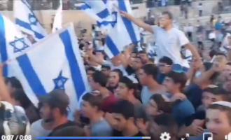 Des colons israéliens scandent « Mort aux Arabes » à la Marche du drapeau près de la porte de Damas, vieille ville de Jérusalem occupée.