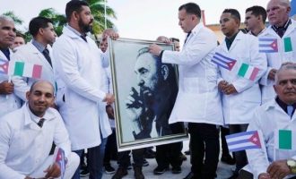 Cuba a envoyé des médecins en première ligne contre la pandémie de Covid dans plus de 20 pays. Même si Cuba est sous des sanctions brutales depuis près de 60 ans.