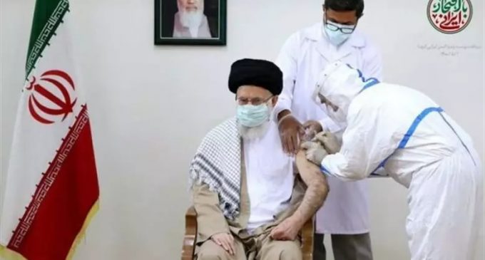 Le leader iranien reçoit une deuxième dose de vaccin contre le coronavirus fait maison