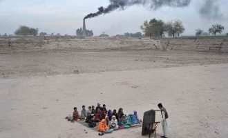 École afghane en plein air car ils n’ont pas de campus scolaire.