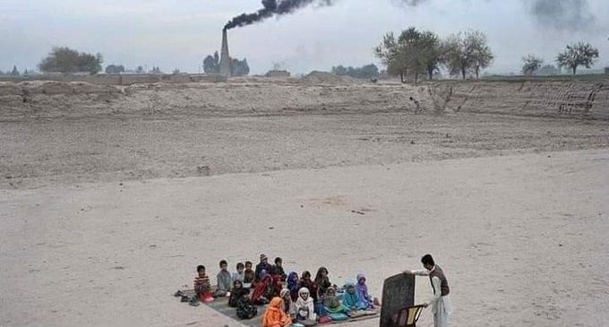 École afghane en plein air car ils n’ont pas de campus scolaire.