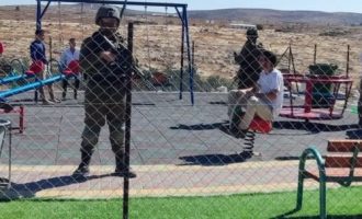 Les colons israéliens s’emparent d’un terrain de jeu pour les enfants palestiniens et sont protégés par l’armée israélienne.