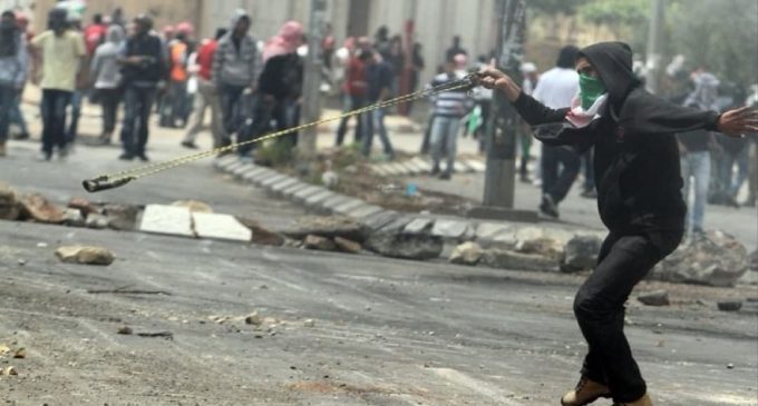 Les Palestiniens du camp de Qalandia repoussent l’assaut des Forces d’occupation Israéliennes