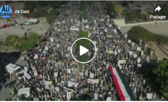 Scene aèrienne des masses populaires yèmènites qui manifestent à Sanaa contre le blocus des derivés pétroliers