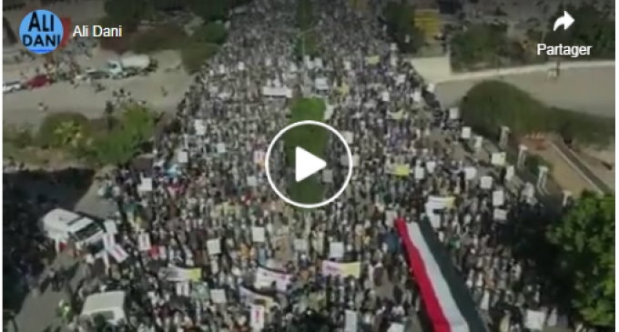 Scene aèrienne des masses populaires yèmènites qui manifestent à Sanaa contre le blocus des derivés pétroliers