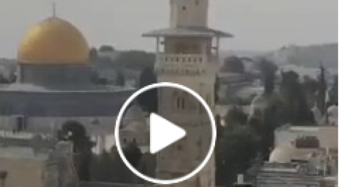 Appel aux fidèles depuis le minaret de la mosquée Al-Aqsa, 3e lieu saint de l’Islam, pour qu’ils viennent le protéger des attaques de l’occupation et des provocations des colons.