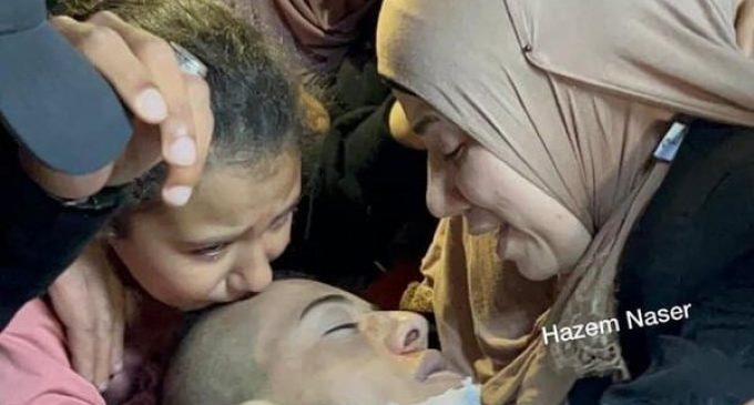 Les médias palestiniens rapportent que Muhammad Hussein Zakarneh, 17 ans, blessé lors d’affrontements avec les troupes d’occupation israéliennes à Jenine hier après-midi, est décédé des suites de ses blessures.