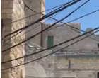 Images des occupants israéliens taillant l’escalier blanc historique de la mosquée al-Ibrihimi (tombeau des Patriarches) pour le remplacer par un ascenseur à al-Khalil (Hébron).