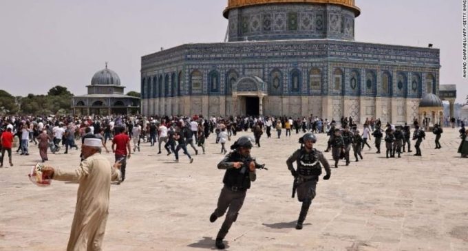 Les forces d’occupation israéliennes prennent d’assaut Al-Aqsa et font des dizaines de blessés